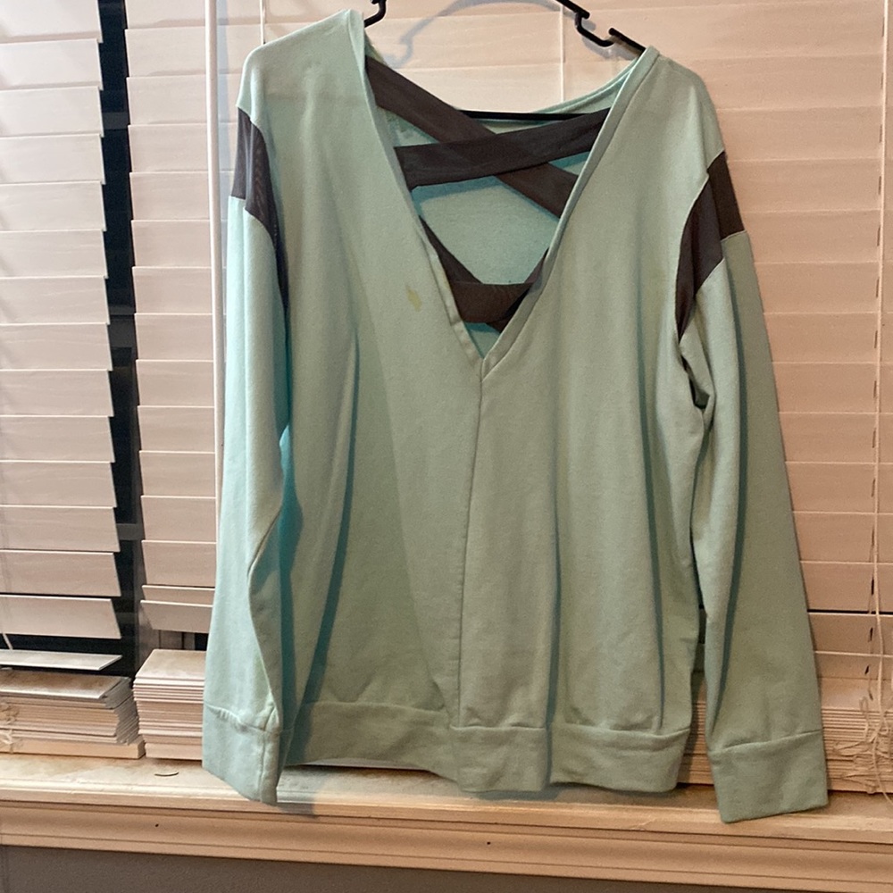 Workout top - Picture 2 of 2